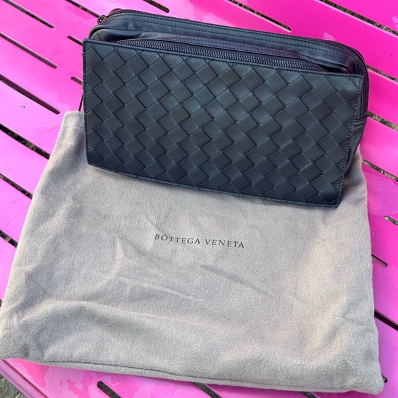 Authentic Mint Condition Bottega Veneta Men’s Crossbody Belt Bag. - Picture 11 of 17